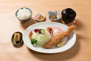 メガジャンボ海老フライ定食（一本）日本一大きな海老フライ！？