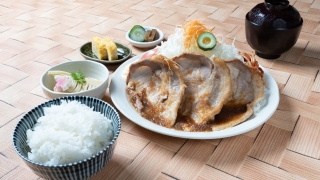 国産もち豚しょうが焼定食 （税込） 横浜walker『ガチうましょうが焼き』表紙掲載